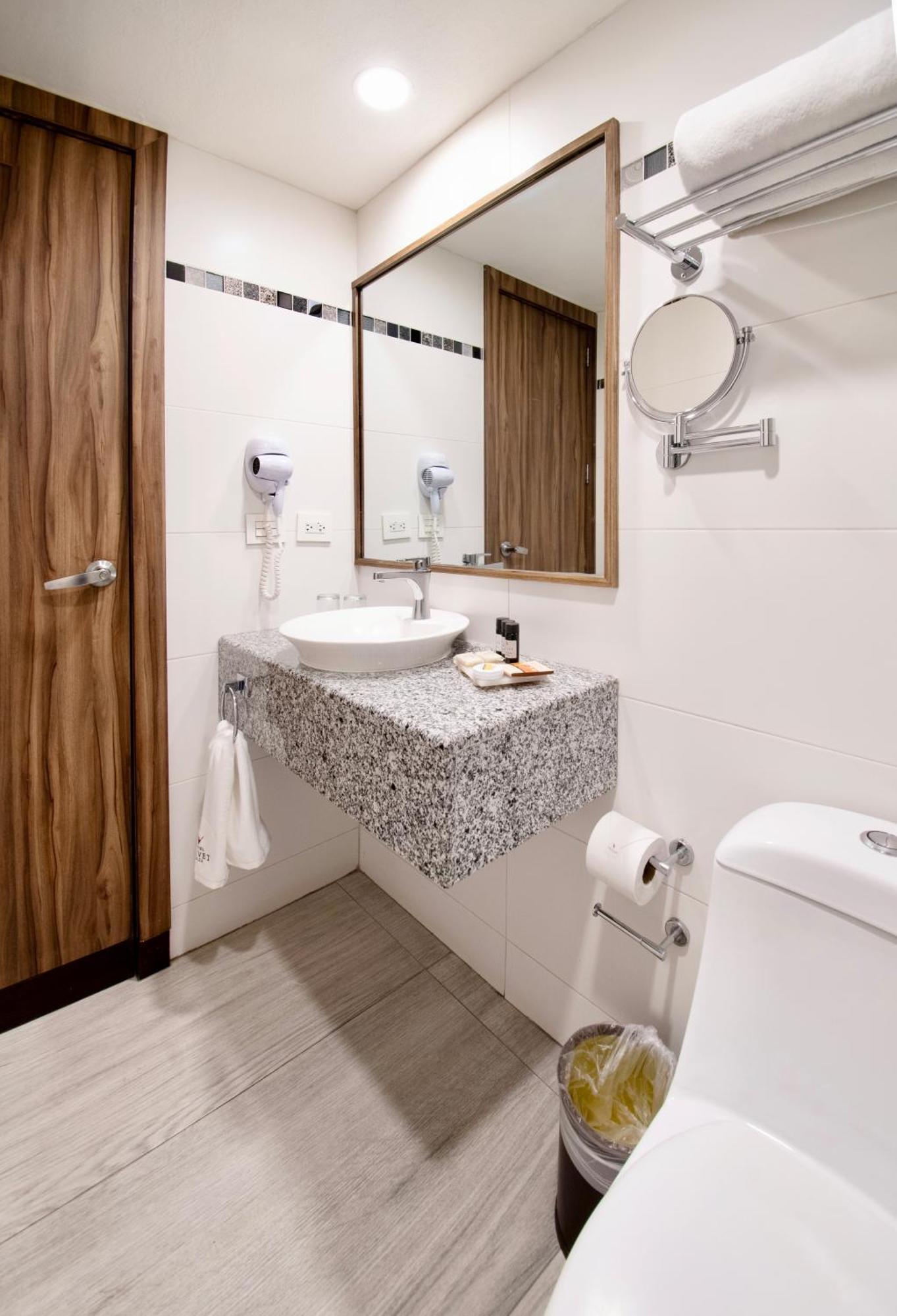 Hotel Velvet Plaza Guadalajara Bagian luar foto