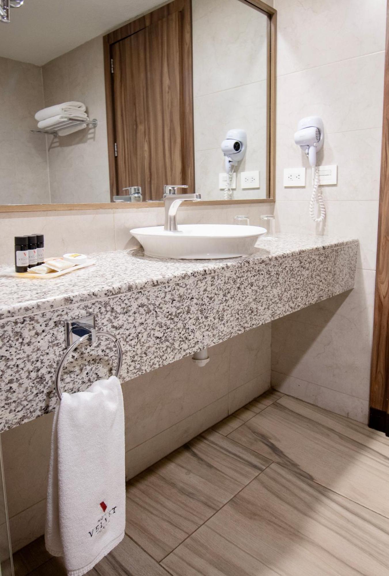 Hotel Velvet Plaza Guadalajara Bagian luar foto