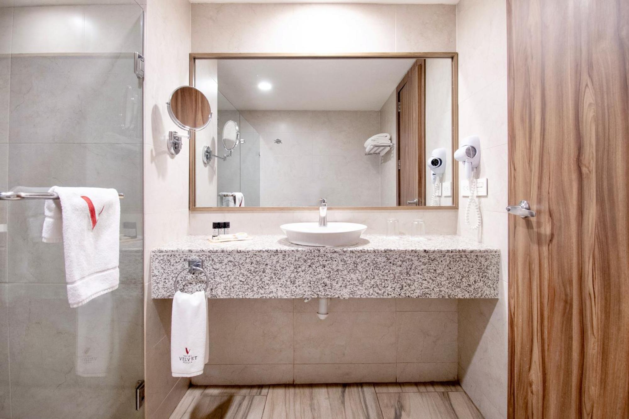 Hotel Velvet Plaza Guadalajara Bagian luar foto